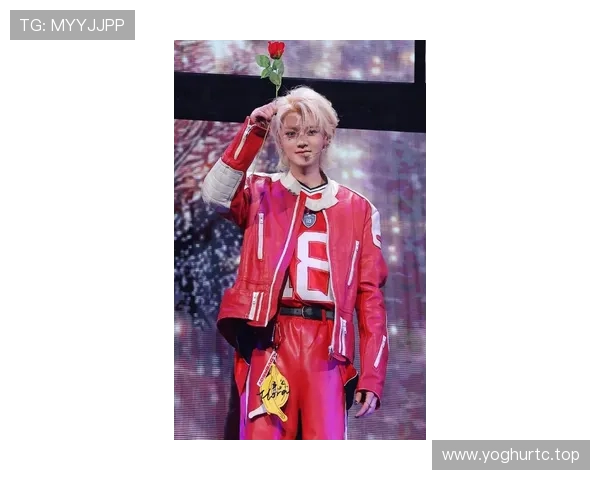 鹿晗演唱会惊喜亮相穿新赛季曼联球衣成焦点引发红魔迷热烈反响